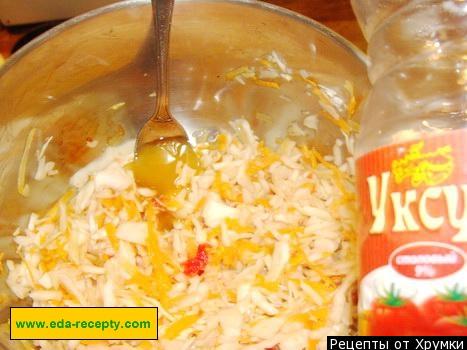 Шаг 4 приготовления Салат Медовый из капусты с морковью и уксусом