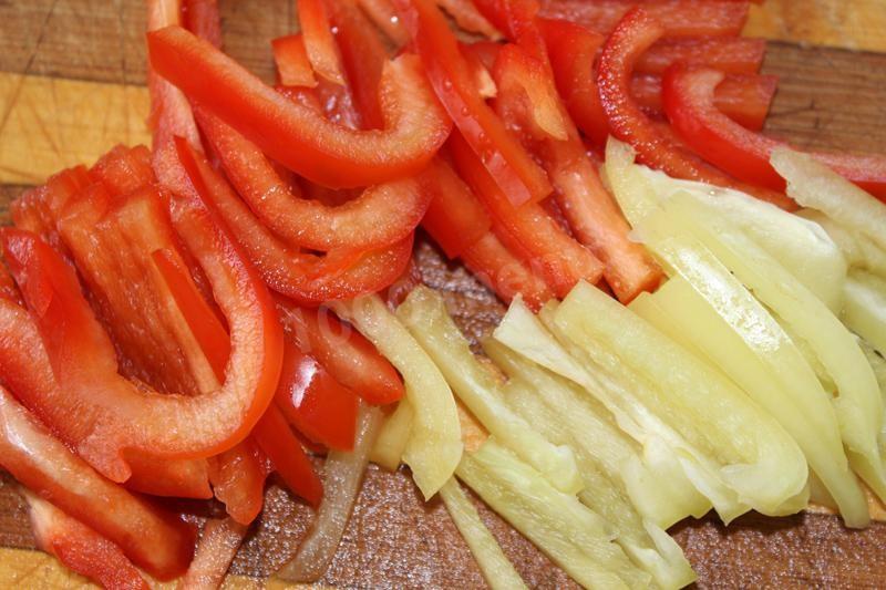 Шаг 3 приготовления Овощной салат на зиму из кабачка с помидорами и луком