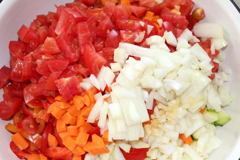 Шаг 6 приготовления Овощной салат на зиму из кабачка с помидорами и луком
