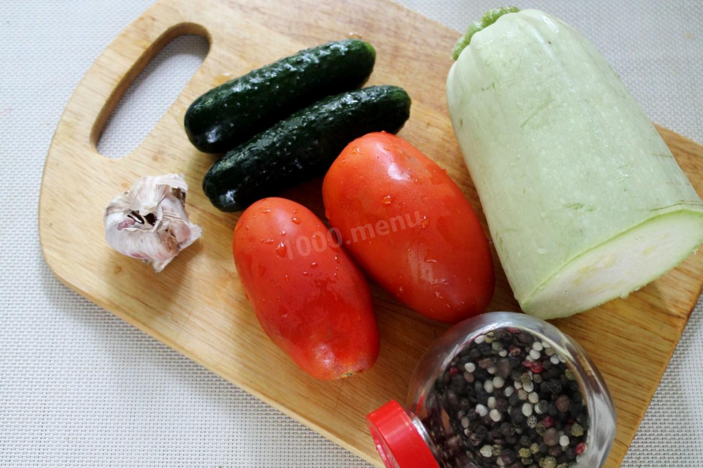 Шаг 1 приготовления Ассорти с кабачками помидорами и огурцами на зиму