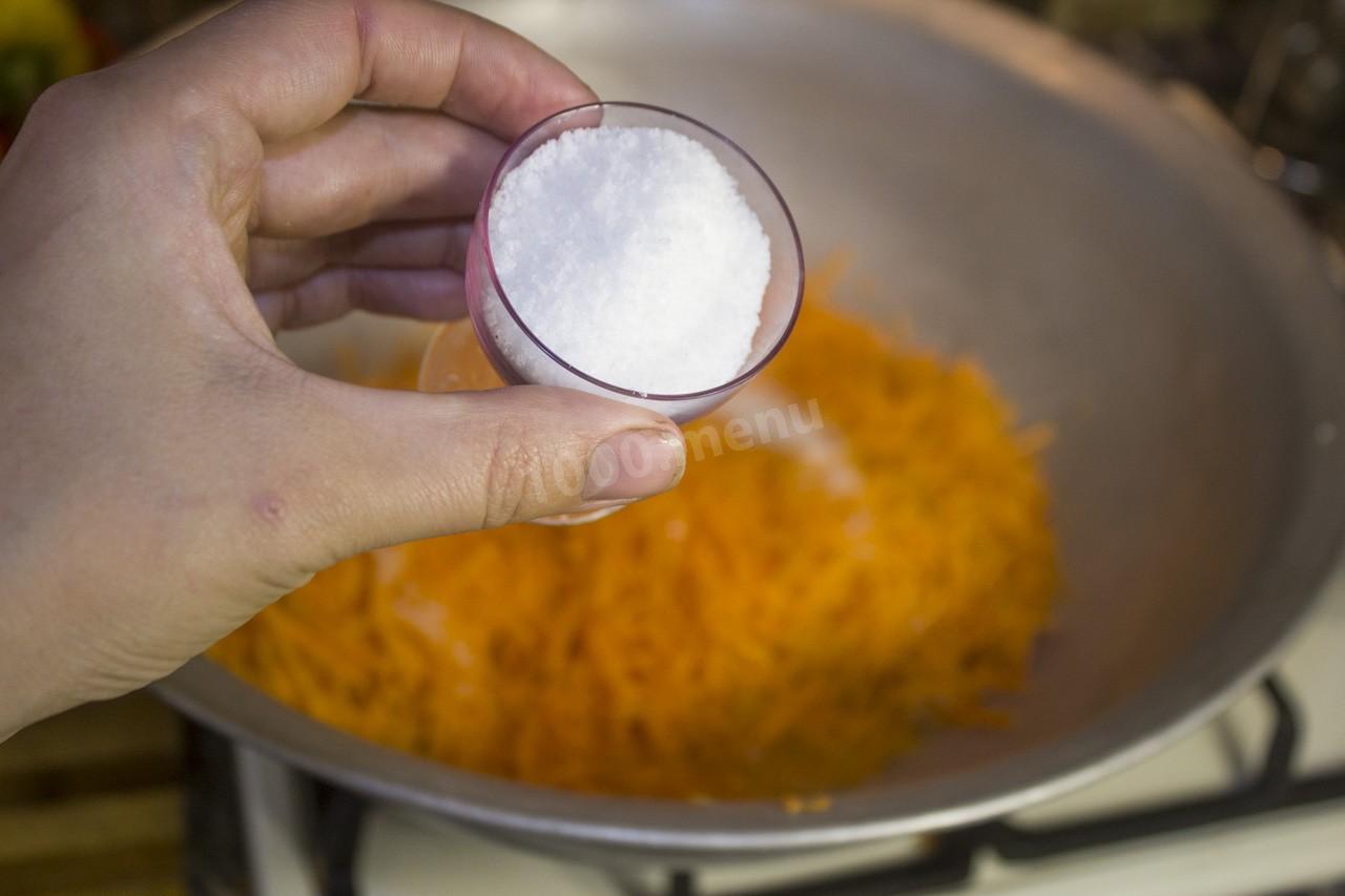 Шаг 7 приготовления Салат на зиму с рисом и овощами