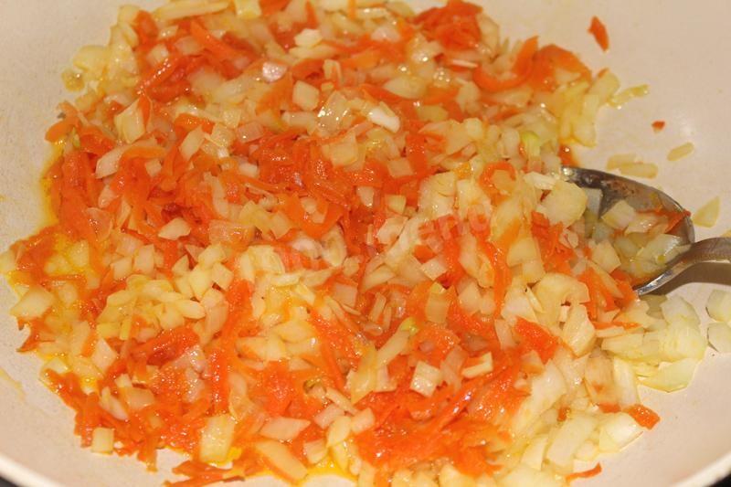 Шаг 4 приготовления Грибная икра на зиму с морковью, луком,чесноком и помидорами
