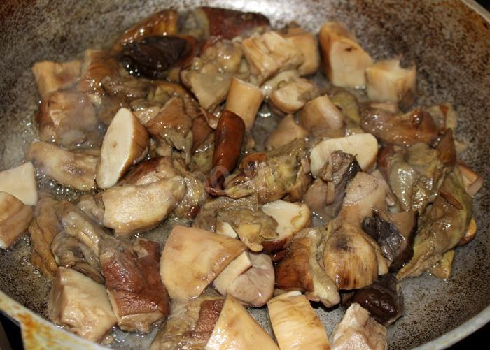 Шаг 7 приготовления Грибная икра на зиму с морковью, луком,чесноком и помидорами