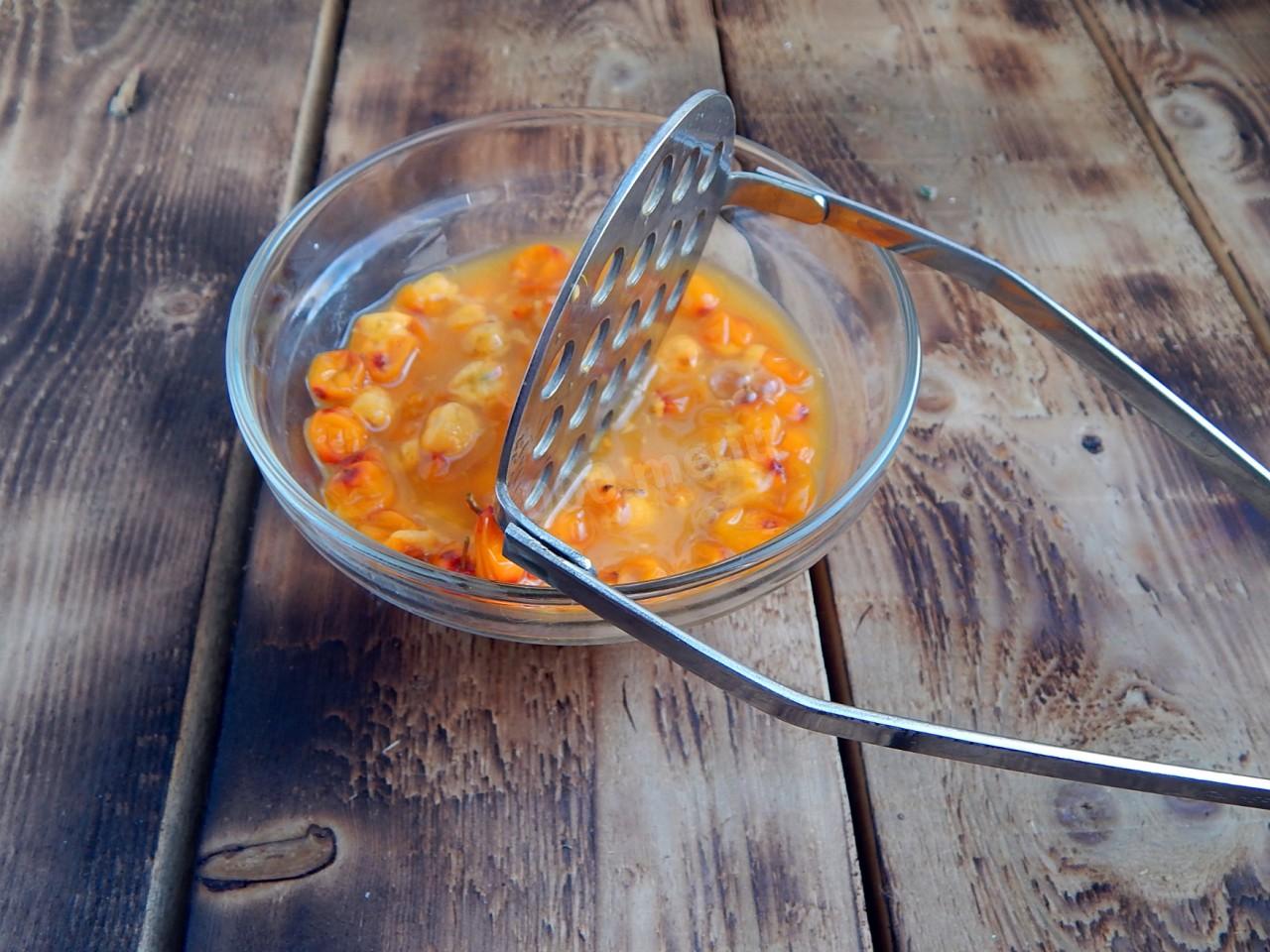 Шаг 2 приготовления Облепиховое масло в домашних условиях