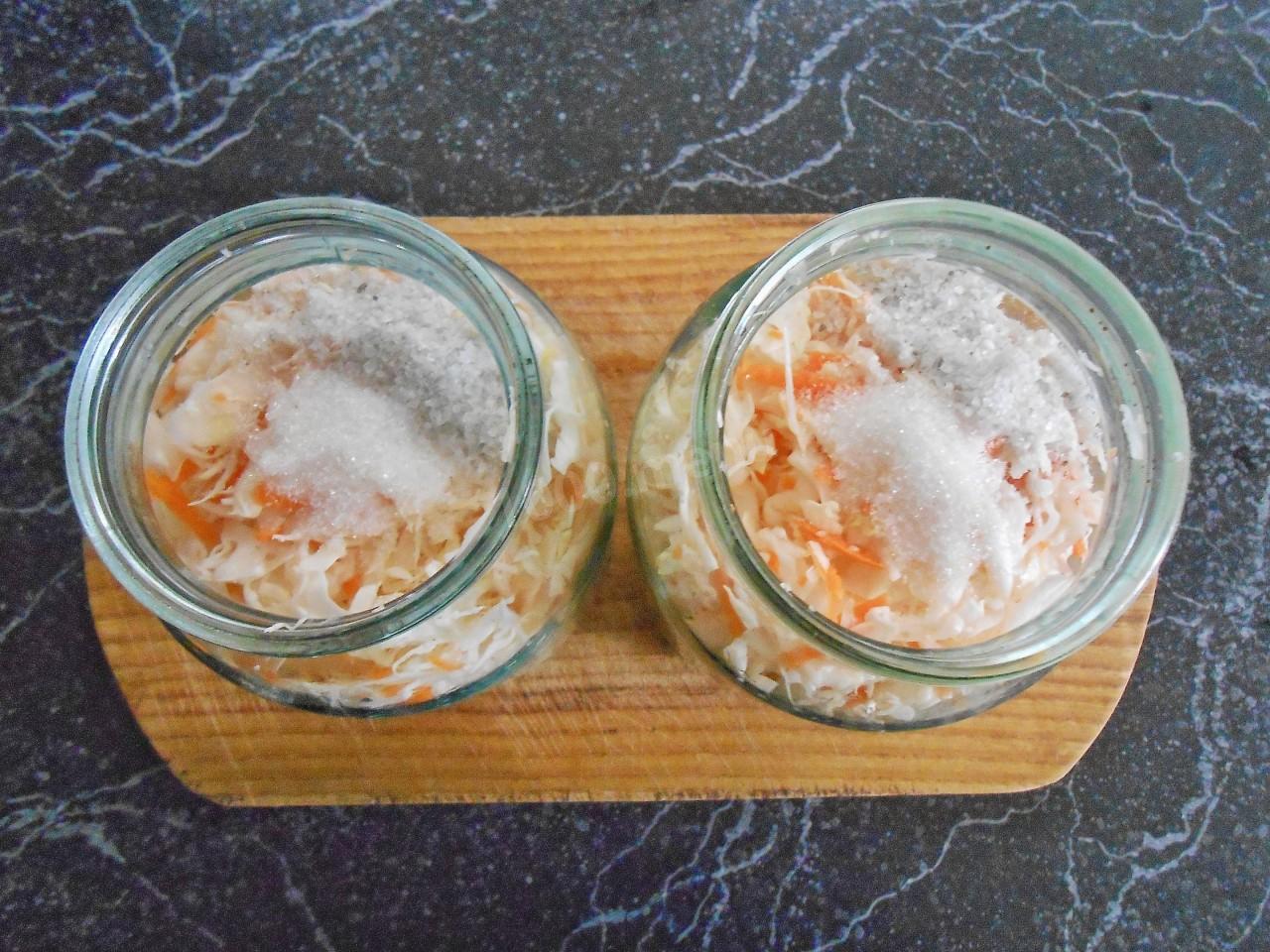 Шаг 7 приготовления Вкусная маринованная капуста на зиму с уксусом