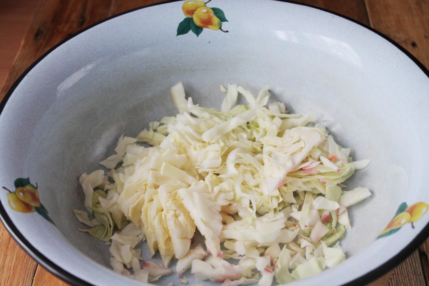 Шаг 2 приготовления Салат из капусты и моркови Пальчики оближешь на зиму