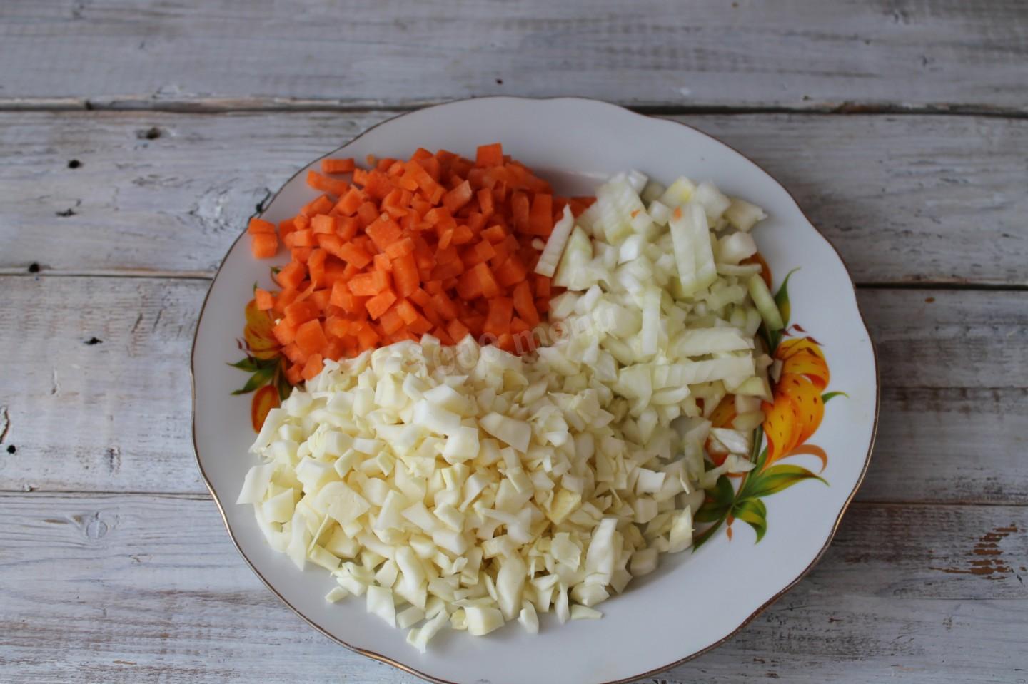 Шаг 2 приготовления Перец фаршированный капустой и морковью на зиму