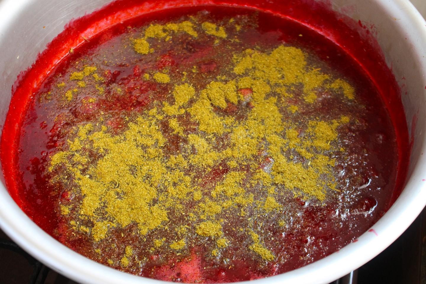 Шаг 9 приготовления Соус из сливы к мясу на зиму сливовый